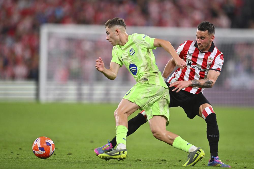 记者晒视频：钟义浩现场观看海牛比赛，海牛进球后他兴奋鼓掌